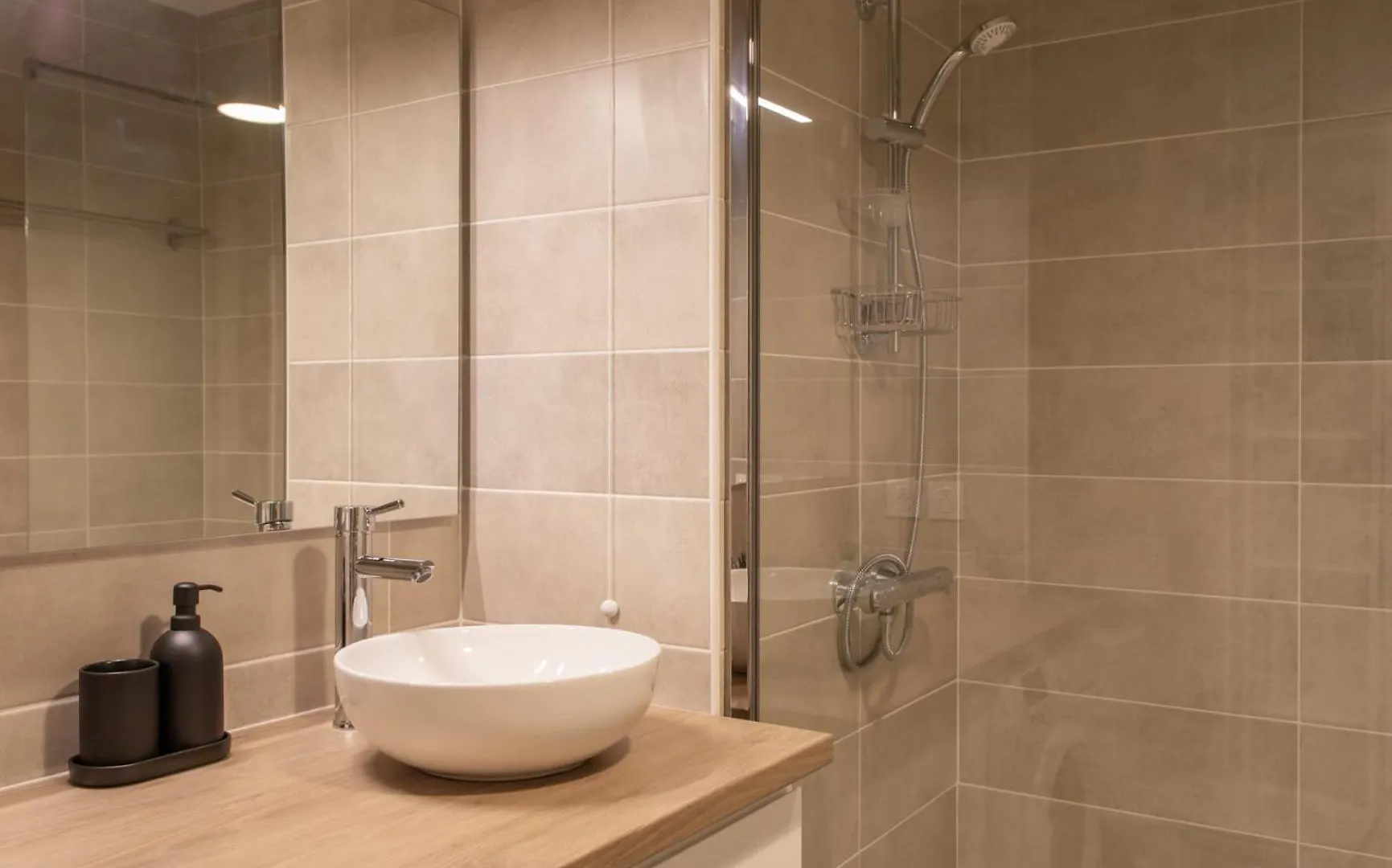 A5 - Modern Studio 5 Min To Sea - Pool & Garage Antibes Apartment